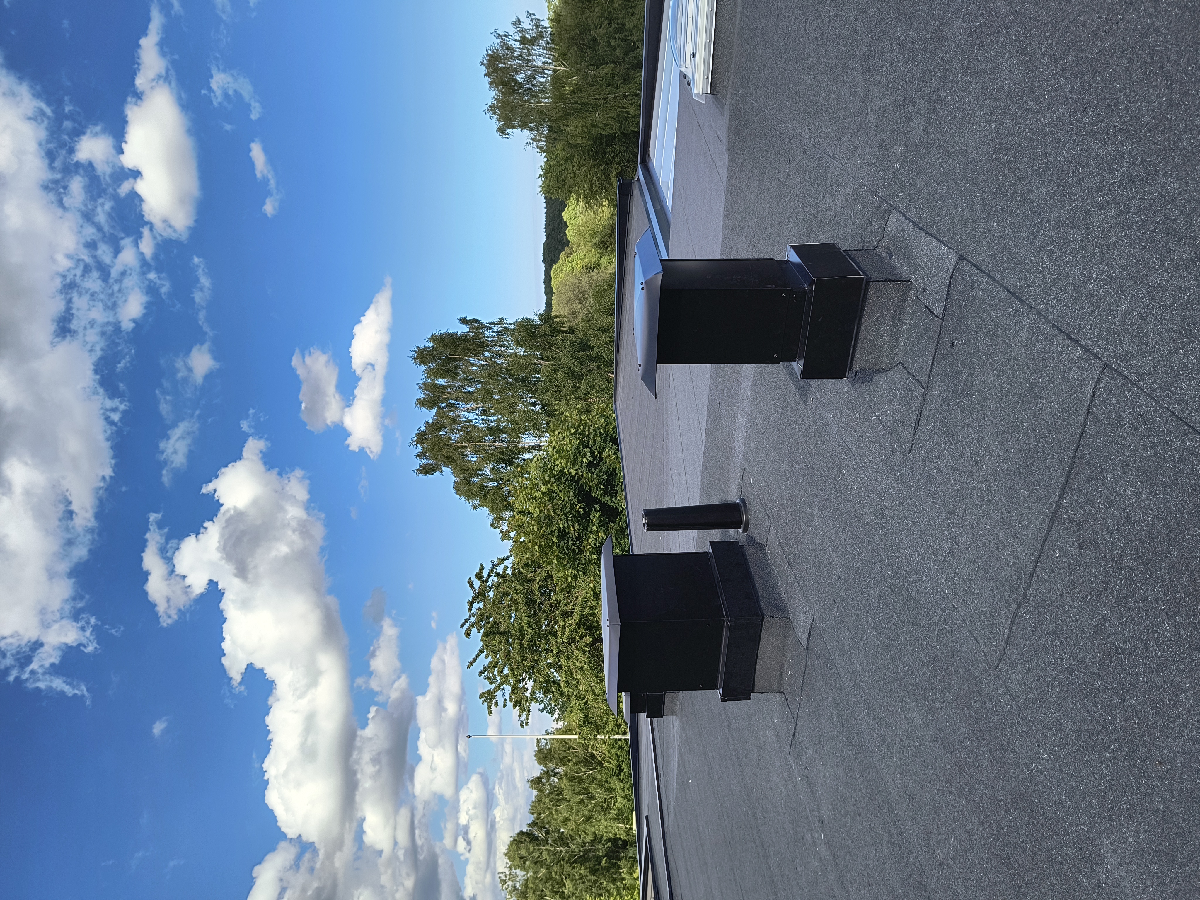 Läggning av nytt papptak på ett bostadshus för ett långsiktigt skydd mot väder och vind.