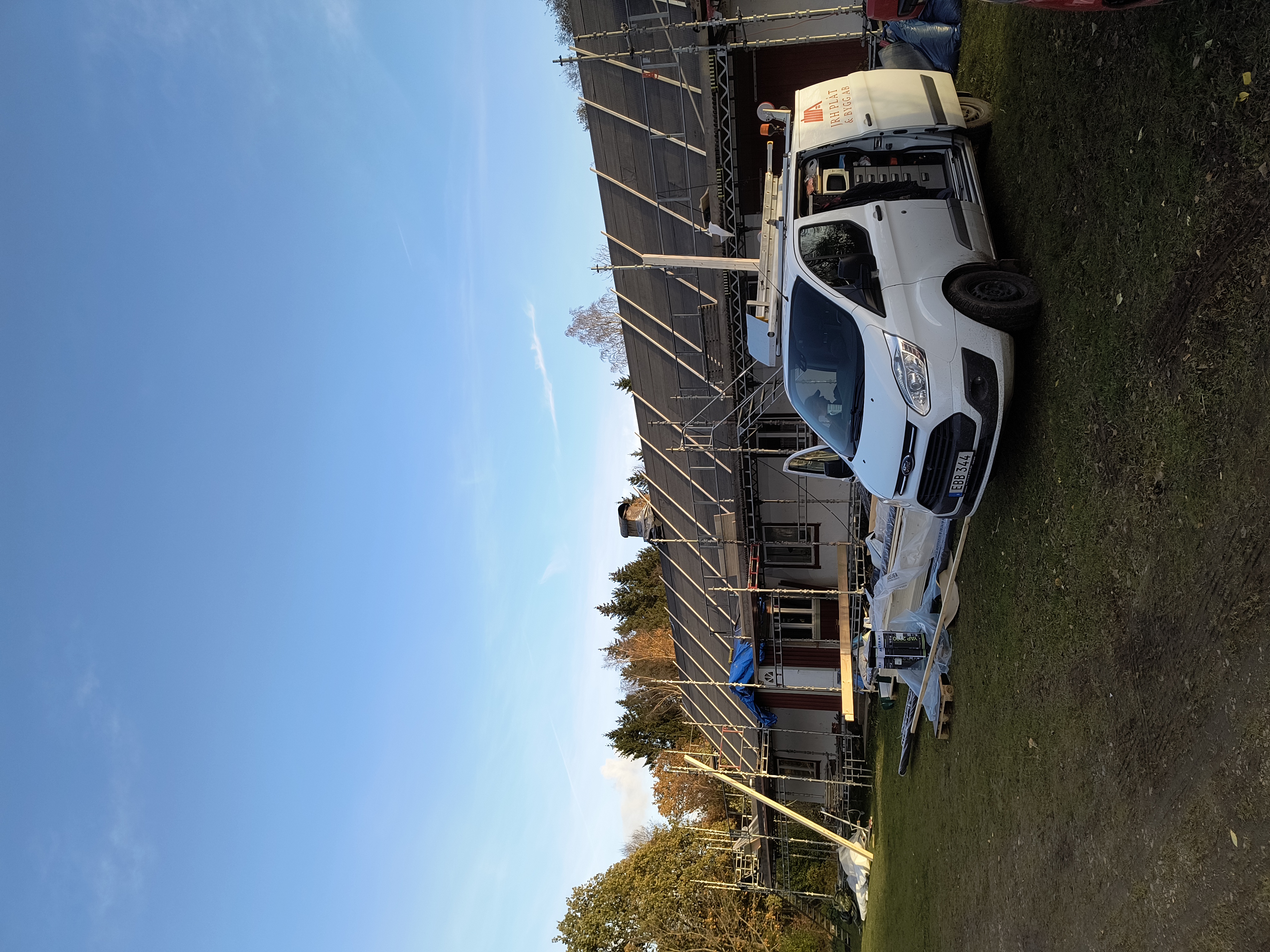 Takomläggning på en villa där nytt, tätt underlag med råspont och takpapp är lagt. Taket är nu förberett för montering av ett nytt tak.