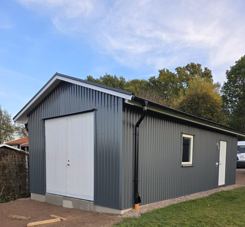 Garage med fasad och tak i profilerad plåt