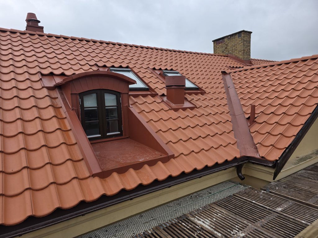Plåtinklädd takkupa på tegeltak