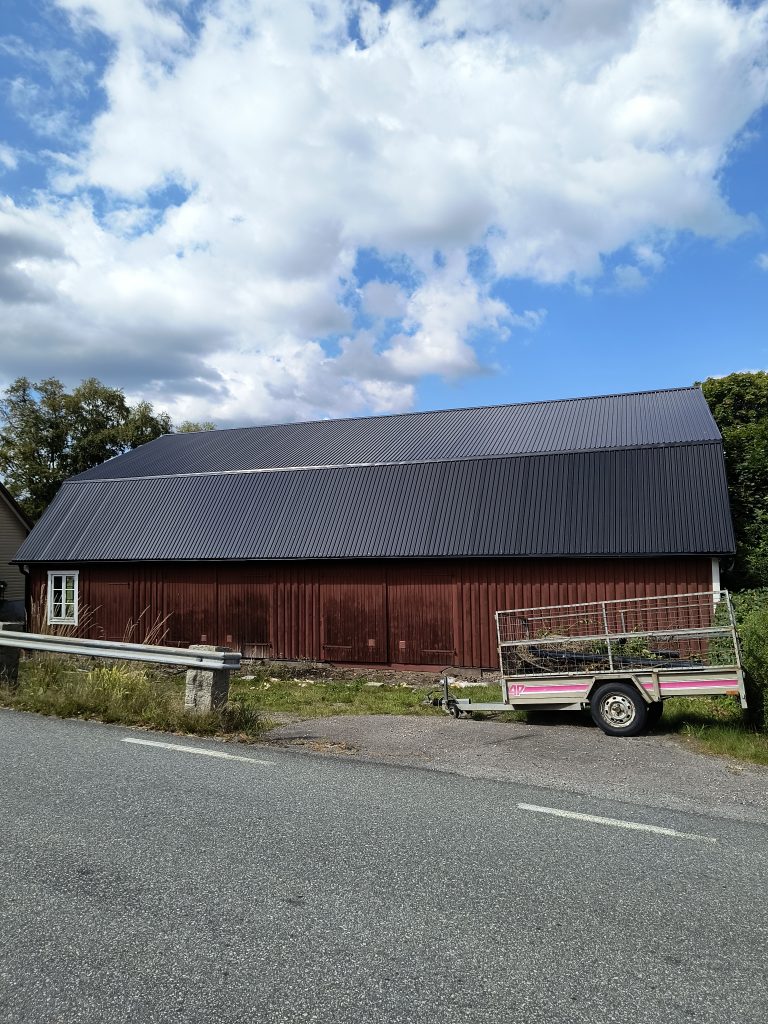Ekonomibyggnad med nytt plåttak